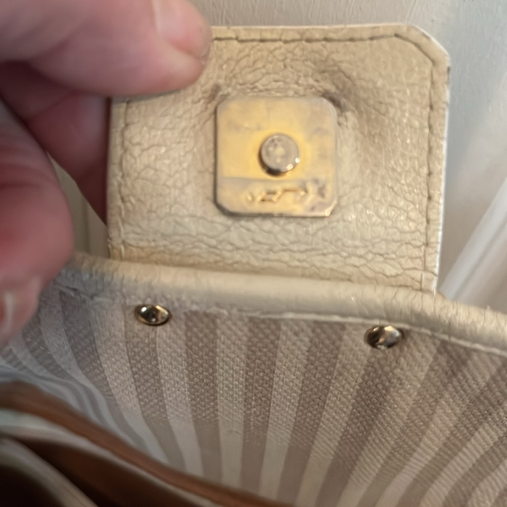FENDI ivory striped crossbody bag perfect inside with zip pocket snap closure - Picture 9 of 13